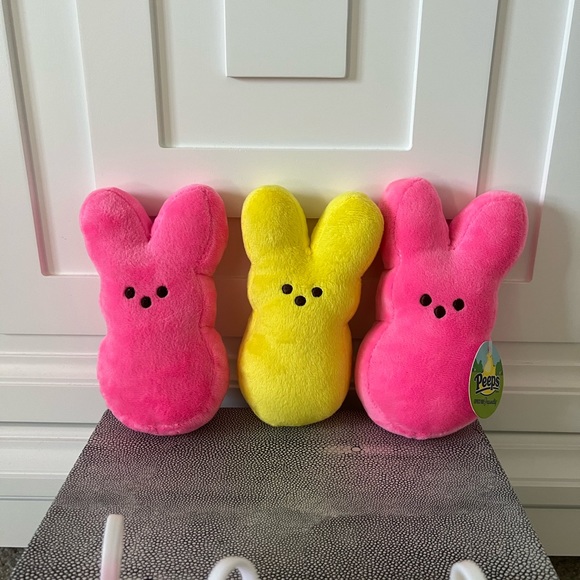 NWOT Peeps bundle. 3 6” plush and 3 4” backpack clip peeps. - Picture 2 of 3